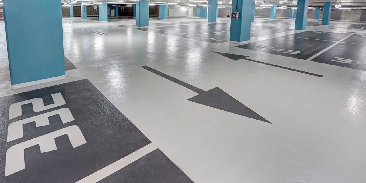 Posadzki żywiczne na parkingach – dlaczego mostkowanie rys jest ważne? Porady ekspertów Flowcrete.