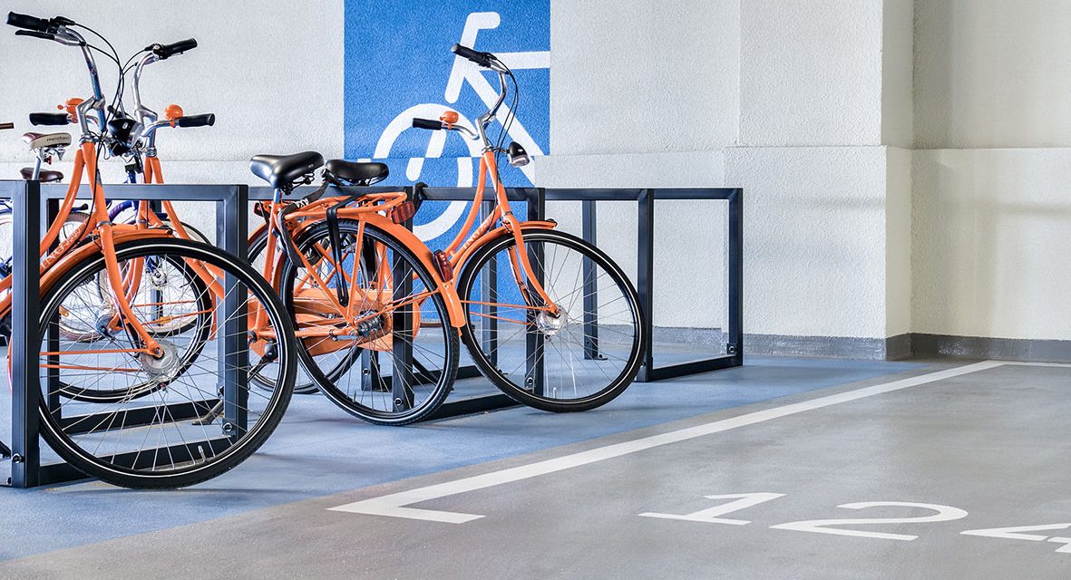Trwa akcja „Rowerowy maj”. Inspirujące projekty stref dla rowerów na parkingach w biurowcach